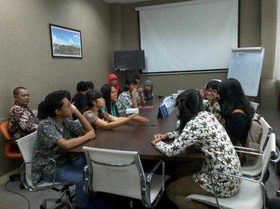Peserta sedang di Ruang Meeting dalam Company Visit ke ANTV (Dok. CommCreation 2013)